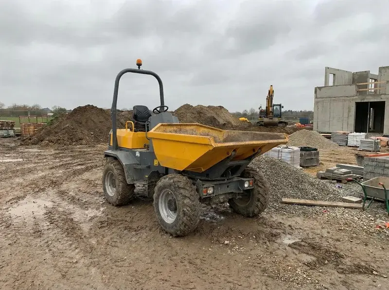Dumper de obra articulado de alquiler para transporte de materiales